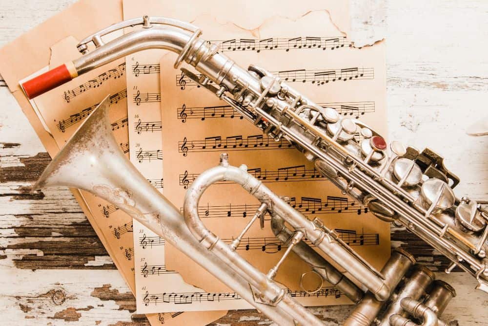 Primer plano de saxofón y trompeta en partituras