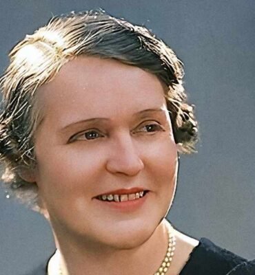 Germaine Tailleferre - Su música se caracteriza por una mezcla de claridad neoclásica, humor y elegancia, y abarca desde obras para piano hasta ballets, óperas y bandas sonoras.