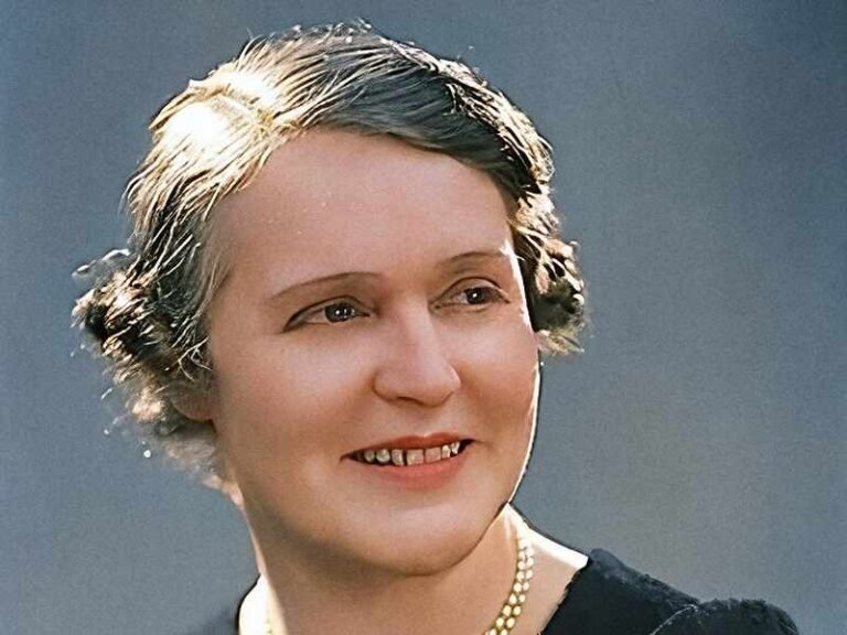 Germaine Tailleferre - Su música se caracteriza por una mezcla de claridad neoclásica, humor y elegancia, y abarca desde obras para piano hasta ballets, óperas y bandas sonoras.